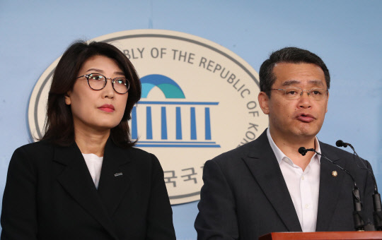 임재훈 바른미래당 사무총장(오른쪽)이 21일 국회 정론관에서 혁신위 관련 기자회견을 하고 있다. 연합뉴스